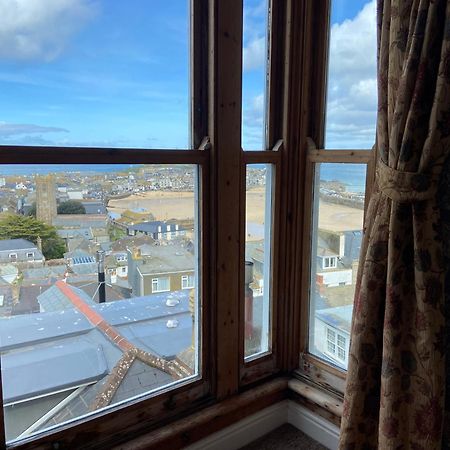 Huer'S Watch A Beautifully Presented Private Apartment With Far Reaching Views Over St Ives Harbour And Bay And Free Onsite Parking For Larger Groups Book Along With Our Connecting Two Sister Apartments Dış mekan fotoğraf