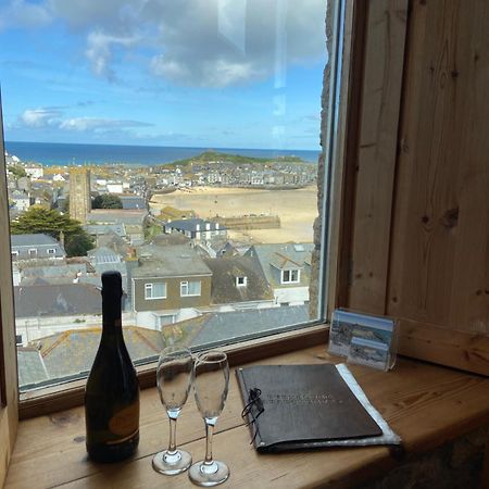 Huer'S Watch A Beautifully Presented Private Apartment With Far Reaching Views Over St Ives Harbour And Bay And Free Onsite Parking For Larger Groups Book Along With Our Connecting Two Sister Apartments Dış mekan fotoğraf